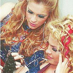 Quando encontro a escuridão e fico com medo,é só olhar o seu sorriso que tudo se ilumina.
@Lua_Blanco