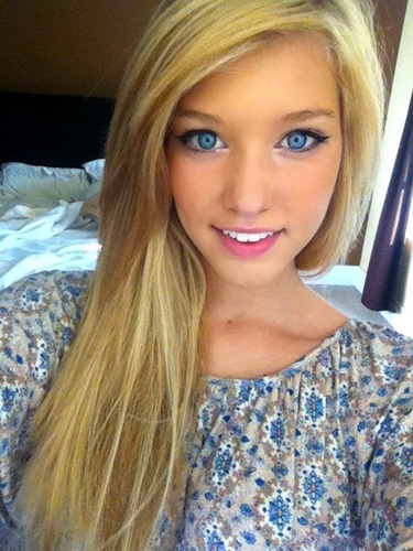 Ashley Tomsen ♥ Maak die follow knop maar blauw, follow is FB ;) Gewoon tegekke tweets! Vooral over liefde-- Retweet wat je herkent