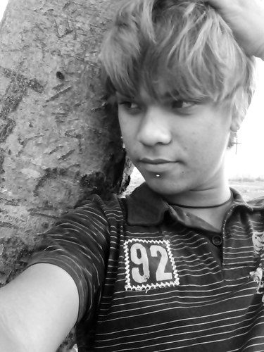 sou wellington amo desenhar roupas escrever ler adoro a arte gotica....