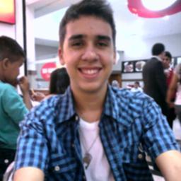 Adolescente de 15 anos,Cabelo Castanho,olhos verdes.Legal,inteligente,simpático(shaushuahsua)