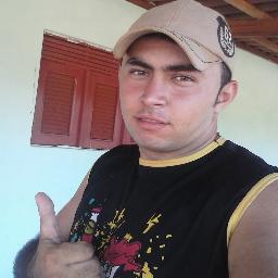 Um kra jovem q adora uma boa farra.