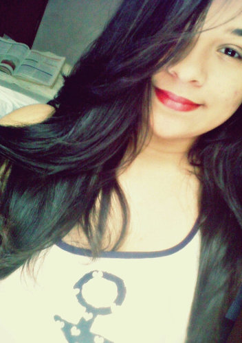 Estressada, carinhosa dedicada, , esperta,amorosa, focada, doidona preguiçosa e realista. Irma da @MissDanadinha_L  e  Mulher do  @JoaoEduardo_C  *-*
