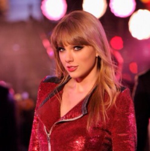 §Don't look at me, you got a girl at home and everybody knows that!§~Taylor Swift
#red #followback #lovelovelove