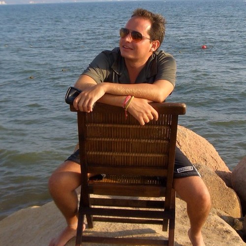 Bipedo implume, emprendedor por convicción, católico, director y fundador de @Mas_Simple , enamorado y sobre todo un ser humano en mejora permanente.