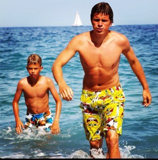 Twitter: @SuperrBas_
Facebook: Bas Houweling