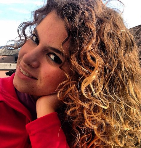 Mi chiamo Ginevra,frequento il liceo scientifico e i miei passatempi preferiti sono:ascoltare musica e pattinare in linea.