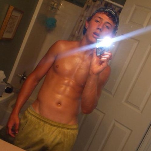 Ross. 18. London. Love playing football and going to the gym