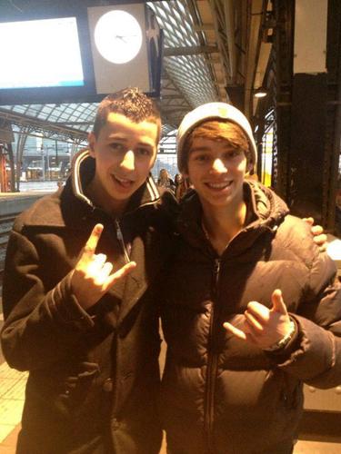 • LET OP ZEER HERKENBARE TWEETS & FOTO'S. • Half Random , Half Teenage. • Links op ava • Rechts is @L0COTACO.