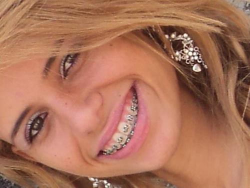 linda,inteligente,carinhosa,chata quando precisso...adoro ler, assistir filmes romanticos ir ao shopping e a praia...