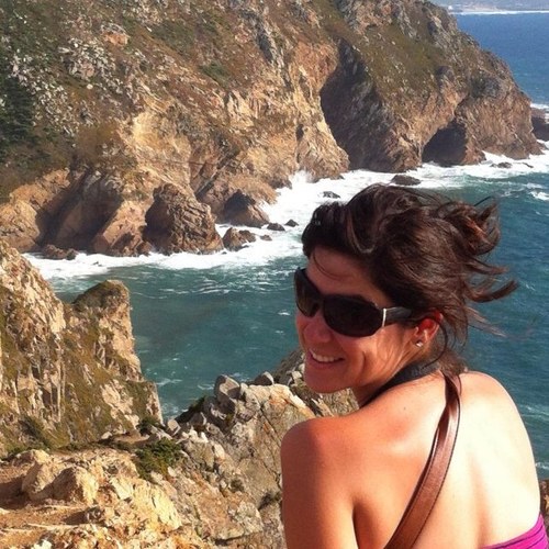 Responsable des communications dans un organisme public et passionée de l'information, de l'événement, des médias, de la bonne bouffe et du bon vin!