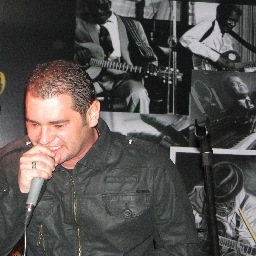 Cantor, compositor.Ah! e obstetra. O segundo disco é o Canções de uma noite de insônia. Conheçam as músicas no http://t.co/6IrhwQpoMx