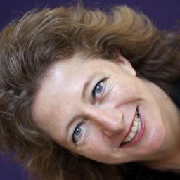 Riechelle van der Valk. Benoemd en beëdigd zelfstandig trouwambtenaar van topkwaliteit. Het adres voor een onvergetelijke en persoonlijke trouwceremonie.