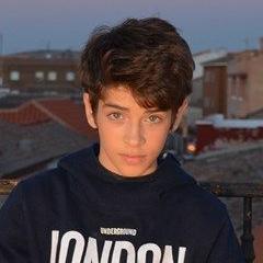 @BiebrSwagOnYou @Crisbieber15 @AliciaLugilator Alba.Twitter dedicado para organizar quedadas de manulovers por toda España. Follow back. @ManuRiosFdez un ídolo.