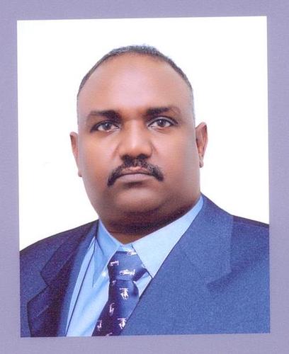 محامي لديه خبرة في الخدمة الدبلوماسية ويعمل على تسوية النزاعات بالوسائل السلمية