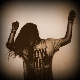 R0ckmantica's profile picture. Ojalá me quieras libre hasta el día en que lluevan pianos.