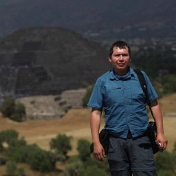 Periodista y fotógrafo documental independiente. Realizó coberturas en Argentina, Colombia, Chile, España, EEUU, México, República Dominicana, Perú y Uruguay.