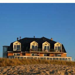 Strandhotel Noordzee ligt direct aan het strand en biedt fantastisch uitzicht op de omliggende duinen en het Noordzeestrand.
