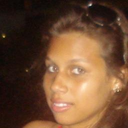 Se ela sofre, faz poesia
Pra que decote, se ela tem simpatia
Nem é nobre e rei chama de filha
Ela vence por teimosia♫ ♪