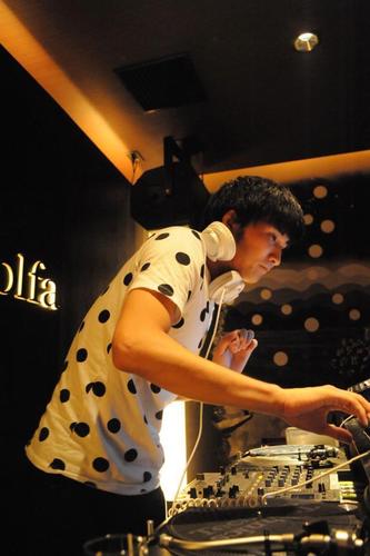 背は高くて音楽と友達と酒と麻雀があればもう充分です。主にGrip!!とbarしんくというPartyでDJしてました。一番好きなバンドはOasisです。北海道出身です。Indie RockやIndie Danceが好みです☆
