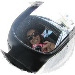 As vezes no Teatro,muitas no chuveiro..cantando,escrevendo poemas.Canta é um sonho que eu Amo sonhar.Aos vinte se festa, se estuda,se trabalha