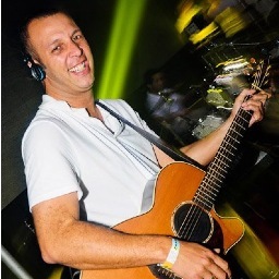 Músico formado em Tatuí.
Atua também como compositor, arranjador e produtor musical. Servo de DEUS, operário da música e da arte.
