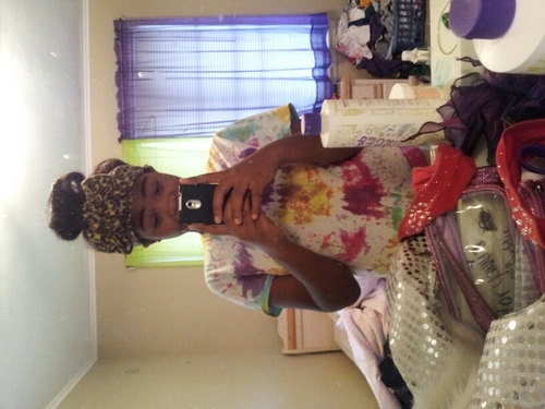 Im Young , Trying to make it . Imma be FAMOUS one day . :) Follow Me thoo !