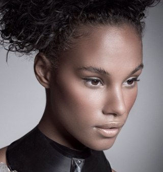Eve Tramunt official twitter feed, Model