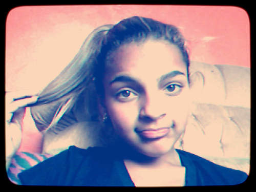 estudante do cipriano , 15 anos , bonitinha,legal,chatinha,engraçadinha,baixinha ! querem mais follow - me ?
