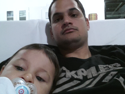Um cara cheio de contas.