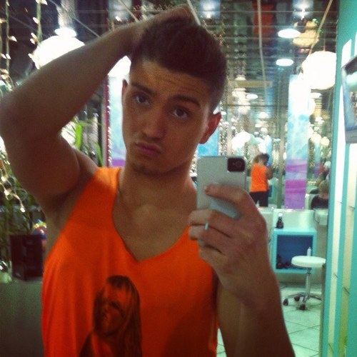 alexxHDV's profile picture. Scream and shout 3 Bitch 3 Villa rouge 3 Club 3 Othman 3 Coiffeur 3 Profite de la vie avant qu'elle te pourisse 3 Loooove