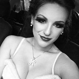 amo uma garota que tem talento,alias,muito talento,amo o seu jeito de se expressar,amo o seu jeito de sorrir, a amo de qualquer jeito, te amo @Kefera
