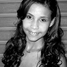 eu  aquela qe fica vermelha a toa, aquela
que vive sorrindo, aquela que tem um carinho especial por seus amigos 
aquela que é legal com quem é legal com ela #