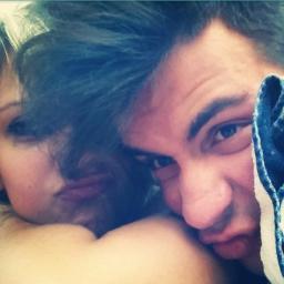 PeLarisNaSacada's profile picture. Amor verdadeiro é aquele que entre beijos tem um sorriso espontâneo.E esse amor é o de vocês @pelurestart @baronelarissa ♥