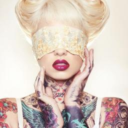 Accros aux tattoos, la musique et la noirceur.