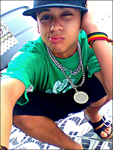 to tentando manter os pés no chão mais eu ja me envolvi nessa paixão agora eu to querendo mais tudo é mais gostoso quando vc faz confia em mim decha rola ♫