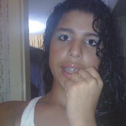 sou chata , brincalhona , amo chocolate !!!!!!