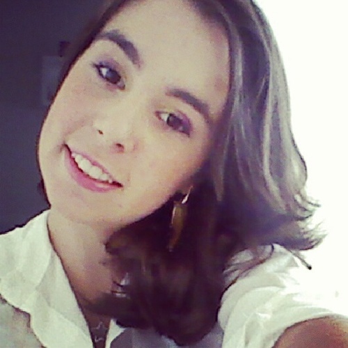 fã de pop rock, muito animada, e um poko idiota eu admito haha, amo basquete, natação e andar de bike. Directioner, jonastic e simpsoner always