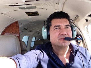 Ingeniero Mecánico, Licenciado en Derecho, Piloto Aviador Agrícola y Comercial, Orgulloso Allendense, Enamorado de mi familia, apasionado de motos y aviones.