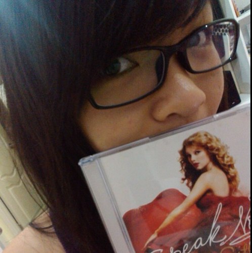 I'm a Swifty from Vietnam who is obsessed with Taylor Swift and all her songs ;)