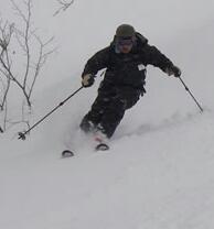 20代前半は冬山を含めた登山中心、その後ゲレンデスキー、基礎スキー、山スキー、BCスキーの中高年スキーヤー。印象に残るスキーは薬師岳→双六岳の日本版ミニオートルート。最近は神楽のプチBC。イーロン・マスクがXから手を引く事を願います。