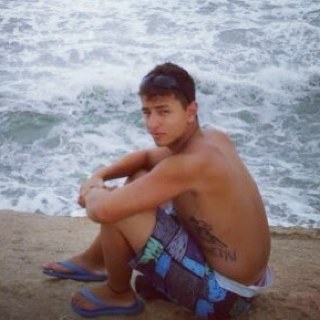 Um garoto simples.. que vive sua vida aproveitando .. Sou lutador.. ando de skate.. e gosto de sair.. *-*