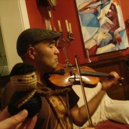 I play the fiddle, the bodhran, attempting to learn the flute, and am in grad school in Newfoundland!　アイリッシュフィドルとバウロンを弾き、これからカナダの果ての大学院へと進む自由人。