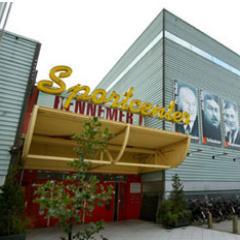 Grootste sportcenter van Haarlem. Geeft onderdak aan het CIOS, SMA, Fysiotherapie praktijk Diepenveen, 3 sporthallen, 6 
tennisbanen, turnhal, dojo, 8 lokalen.