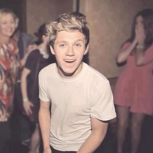 I tweet pictures and facts an fandom about One Direction. I chose to be a fan and the world chose for me to be a Directioner
Love Niall 5ever 3