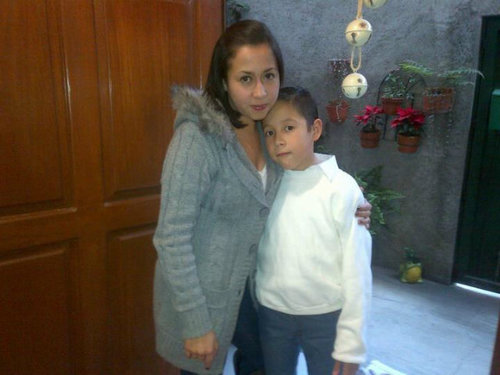 Monic06's profile picture. Realista pero siempre con ilusiones, explosiva, sensible, dramática, de mente abierta, no muy cuerda adicta a los dulces, al Alquitrán y Nicotina