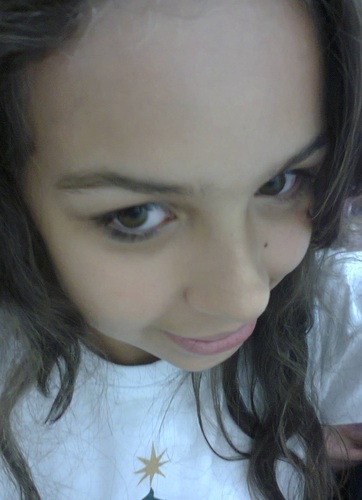 Sou uma menina gentil, verdadeira que sabe cuidar das suas amizades , sou uma mennina que sonha em atingir sua meta e que imagina que vai conseguir  *__* DEUS