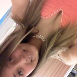 Chata, ciumenta, estupida, chocólatra,
 estranha, carinhosa, lerda e estupida (:          @walaceyoshikazu ♥