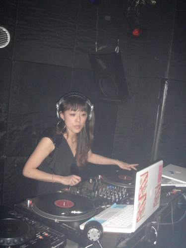 98年からNYに拠点を移しDJ活動を始める。実力派フィーメールDJとして 幅の広い選曲,NYで強い支持を受け活動している。 Spinning in NYC since 98' and still laying down the grooves!