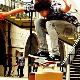18, Skateboarder #SkateEveryDamnDay