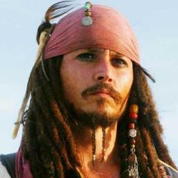 Soy el Capitán Jack Sparrow, las damas me aman, no las puedo culpar. Angélica me ama en secreto, pero no le digan. ¿Tienes un poco de Ron?